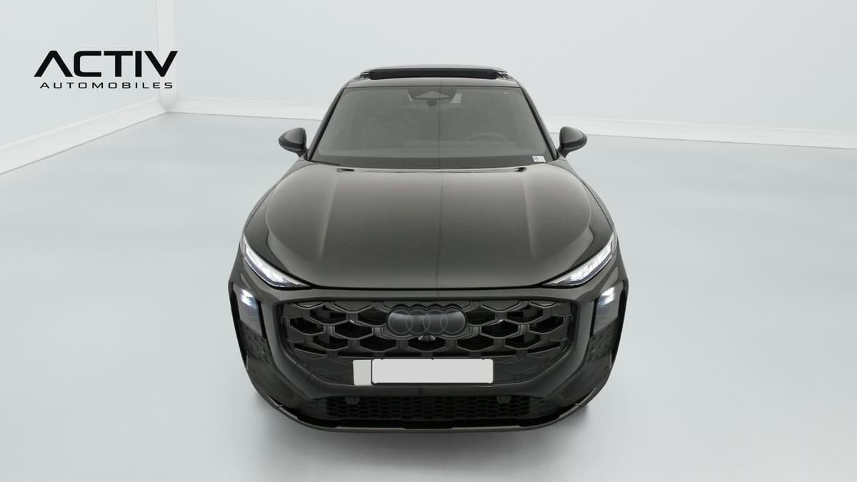 Audi Q3 Sportback Hybride : face avant noire avec large calandre en nid d'abeille et optiques à LED