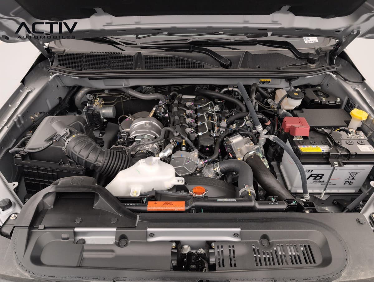 Isuzu D-MAX : compartiment moteur diesel propre, capot ouvert, batterie et vase d'expansion visibles