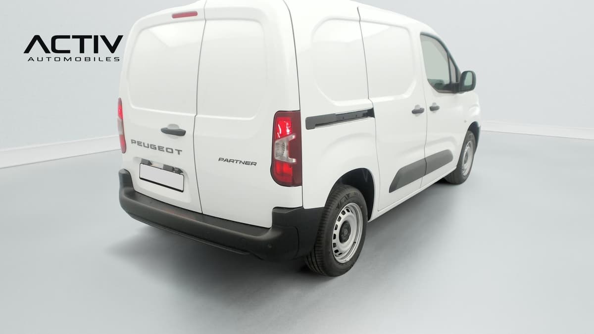 Peugeot Partner Fourgon : arrière trois quarts droit avec portes battantes tôlées et jantes tôle grises