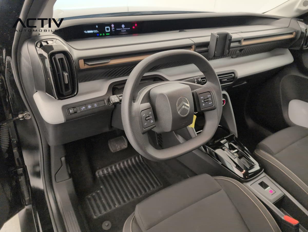 Citroën E-C3 Aircross : habitacle avant côté conducteur avec volant aplati et levier de vitesses automatique