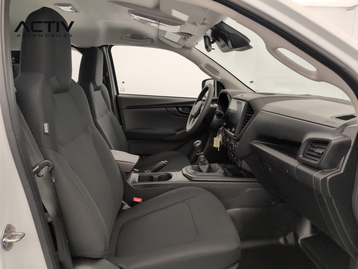 Isuzu D-MAX : habitacle avant côté passager avec sièges en tissu gris foncé et levier manuel
