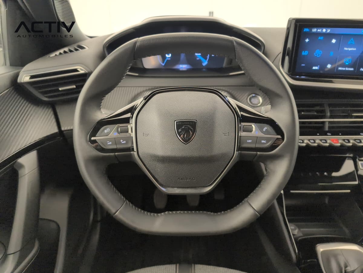Peugeot 2008 : volant compact avec commandes intégrées devant le combiné numérique