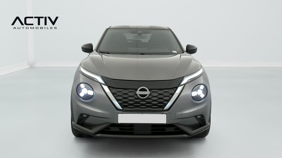 Nissan Juke : face avant grise avec calandre en nid d'abeille et feux LED allumés
