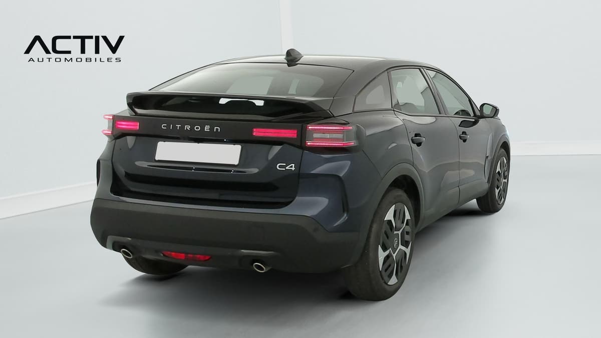 Citroën C4 : arrière trois quarts droit avec feux à LED et enjoliveur bicolore