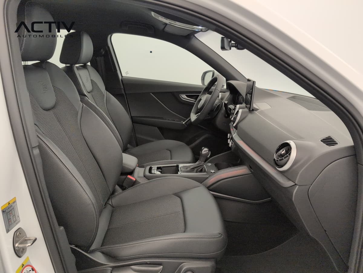 Audi Q2 : siège avant passager sport et planche de bord vus depuis la portière ouverte