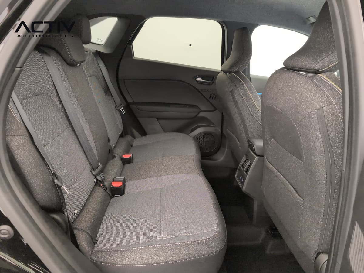 Renault Symbioz : banquette arrière en tissu sombre vue par la portière ouverte
