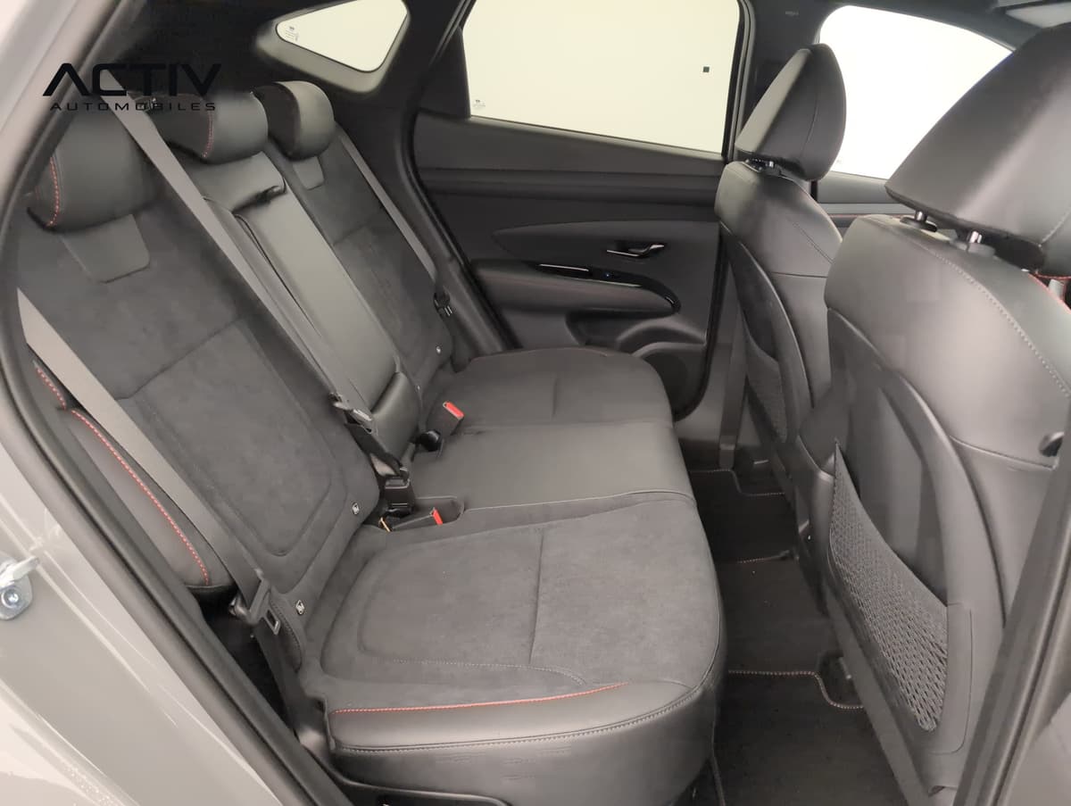 Hyundai Tucson : banquette arrière noire avec surpiqûres rouges vue par la portière ouverte