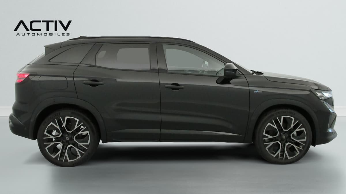 Renault Austral : profil droit du SUV noir avec grandes jantes alliage bicolores