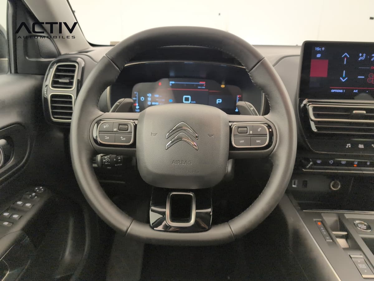 Citroën C5 Aircross : volant avec commandes intégrées devant le combiné numérique