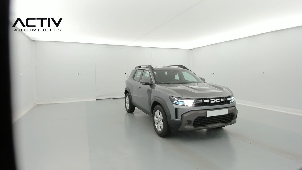 Dacia Duster : vue avant trois quarts droit avec barres de toit et signature lumineuse