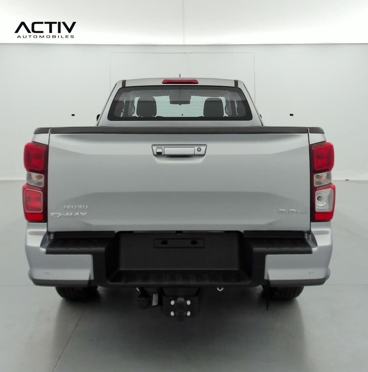 Isuzu D-MAX : face arrière avec hayon, feux rouges, pare-chocs noir et attelage