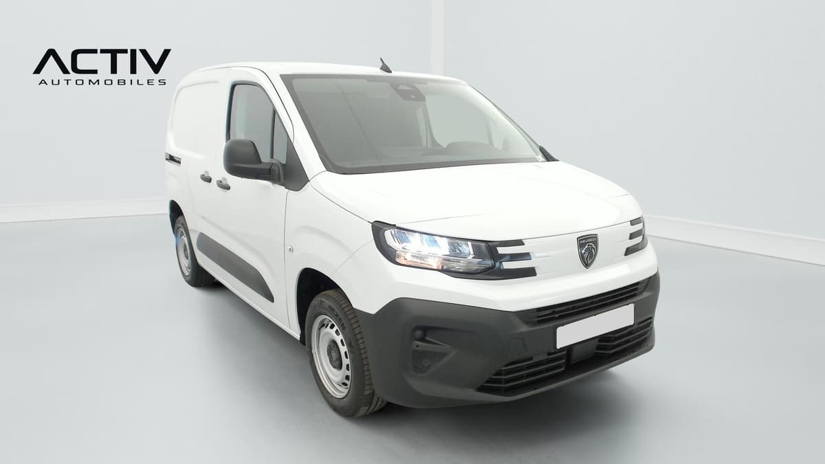 Peugeot Partner Fourgon : utilitaire blanc vu de l'avant côté droit, avec jantes tôle grises