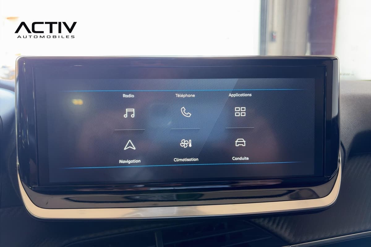 Peugeot 2008 : écran tactile central avec menu radio, téléphone, navigation et climatisation