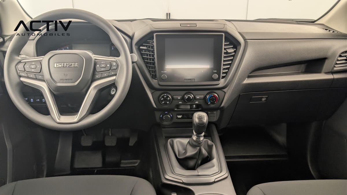 Isuzu D-MAX : planche de bord avec écran tactile, volant et levier de vitesses manuel