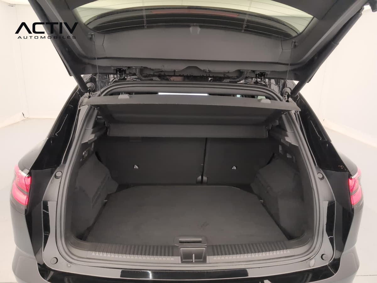 Renault Austral : coffre ouvert avec tablette cache-bagages et plancher plat moquetté