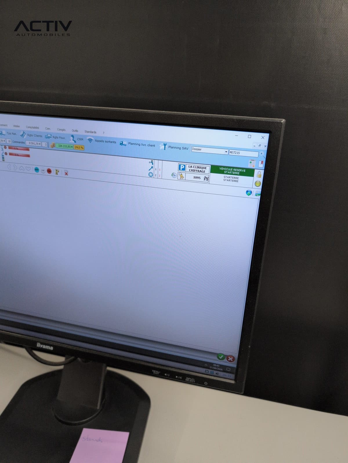 Aion V : écran d'ordinateur affichant un logiciel de gestion sur un bureau