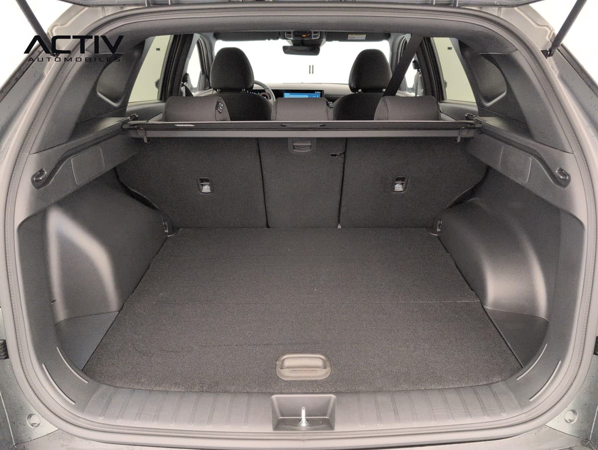 Hyundai Tucson : coffre ouvert avec plancher plat, cache-bagages tendu et dossiers rabattables