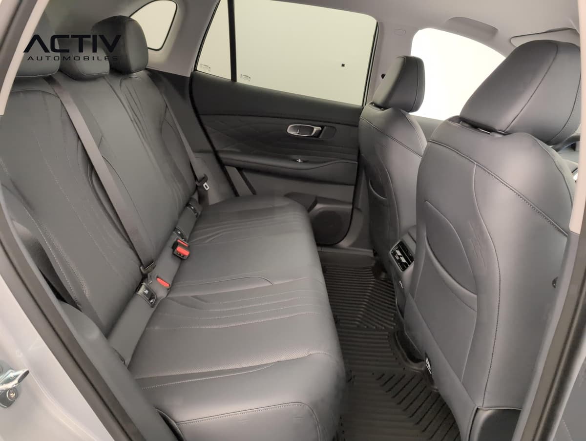 Geely Starray : banquette arrière en cuir noir vue par la portière ouverte