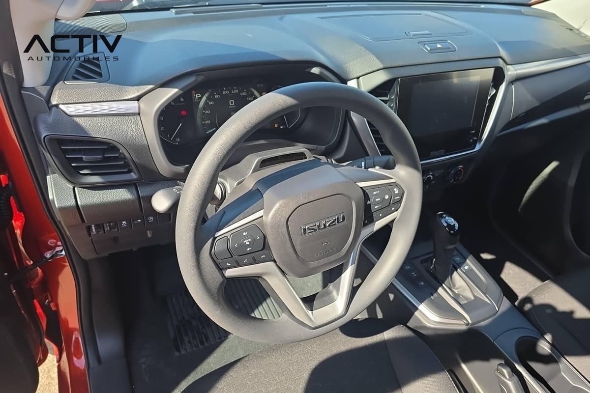 Isuzu D-MAX : poste de conduite avec volant, commandes au volant et écran tactile