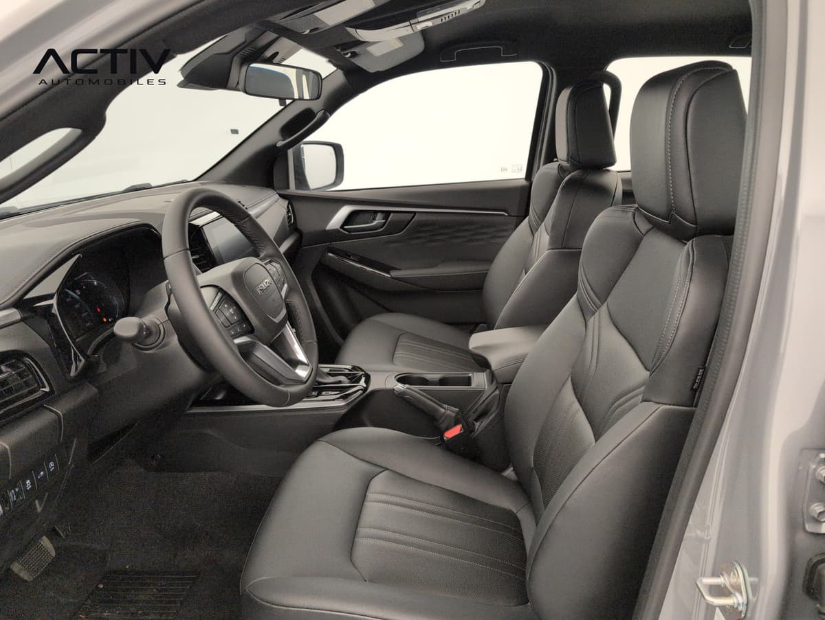 Isuzu D-MAX : sièges avant en cuir noir et volant vus par la portière conducteur ouverte