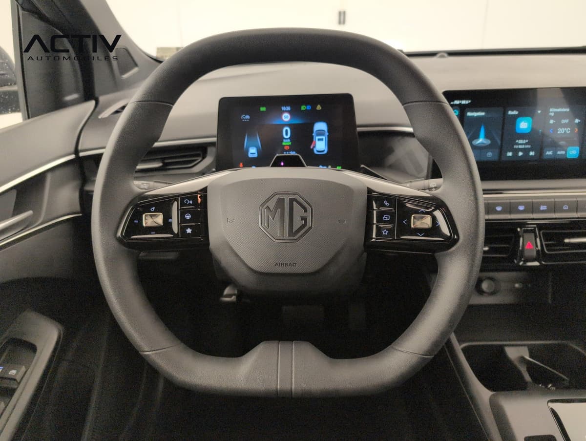 Mg MG3 : volant à méplat inférieur avec commandes et combiné numérique derrière