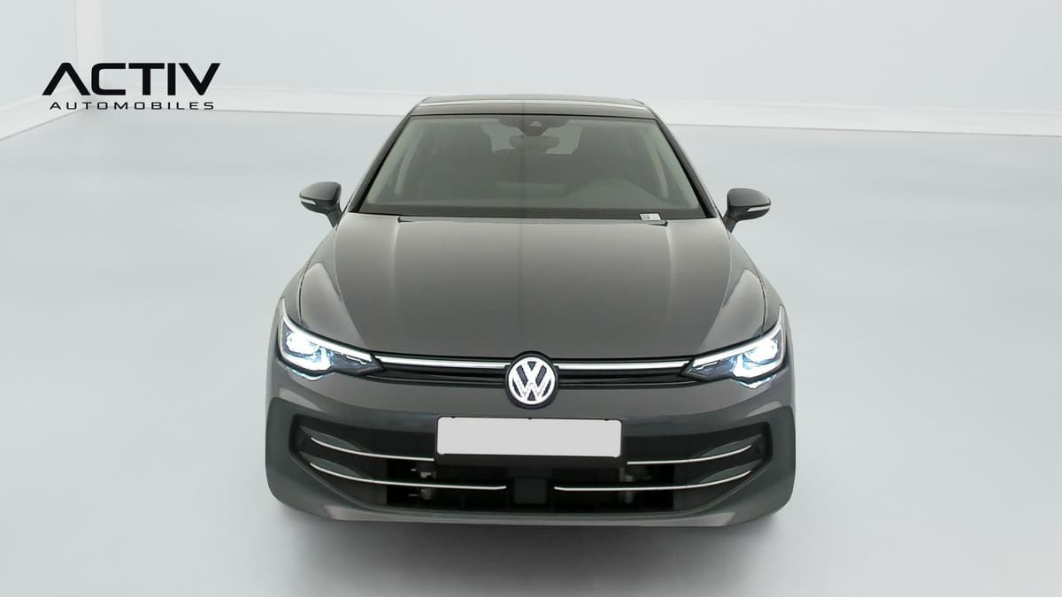 Volkswagen Golf : face avant grise avec projecteurs LED et bandeau lumineux entre les optiques