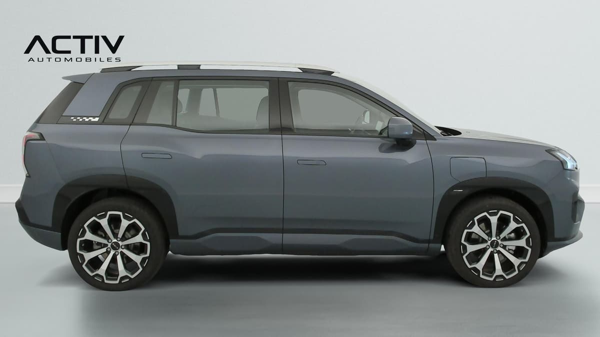 Aion V : profil droit du SUV gris avec jantes bicolores et barres de toit