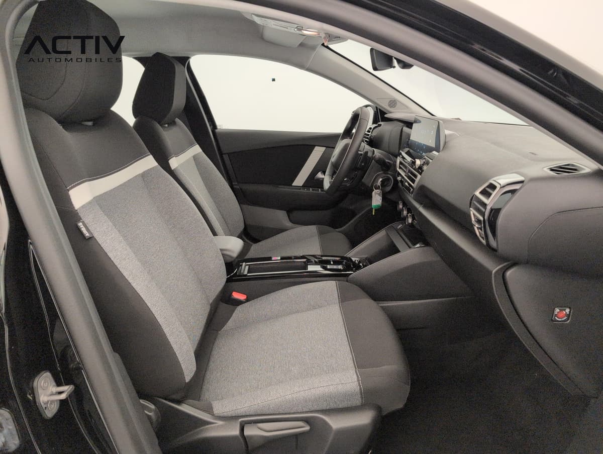Citroën C4 : siège passager en tissu gris et noir, console centrale et planche de bord