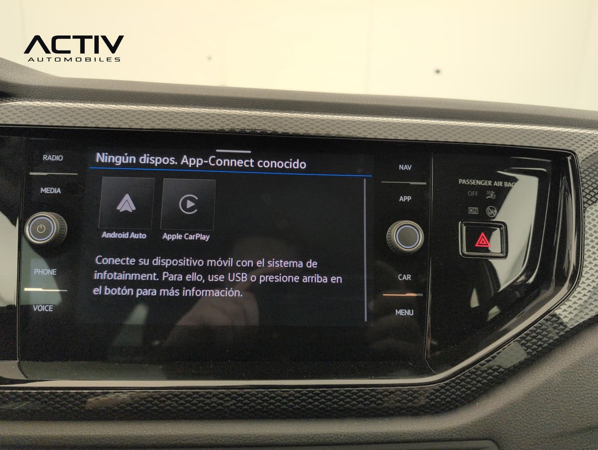 Volkswagen Polo : écran tactile central avec menu de connexion smartphone et bouton de warning