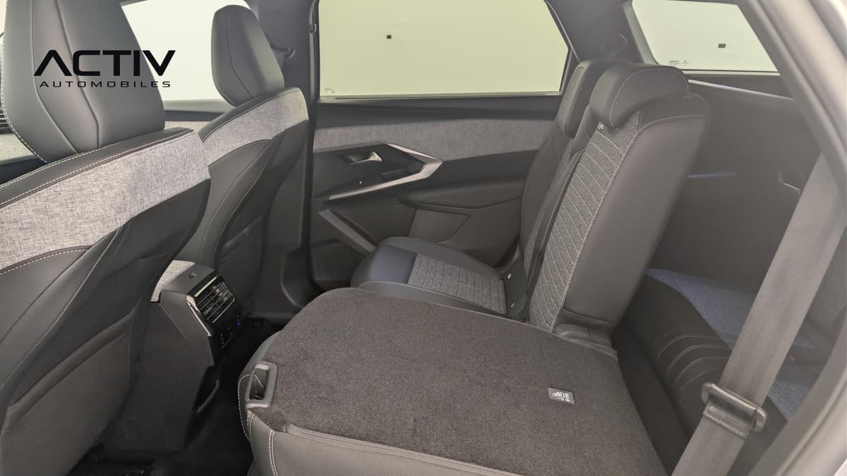 Peugeot 5008 : banquette arrière avec dossier rabattu et sièges avant vus de derrière
