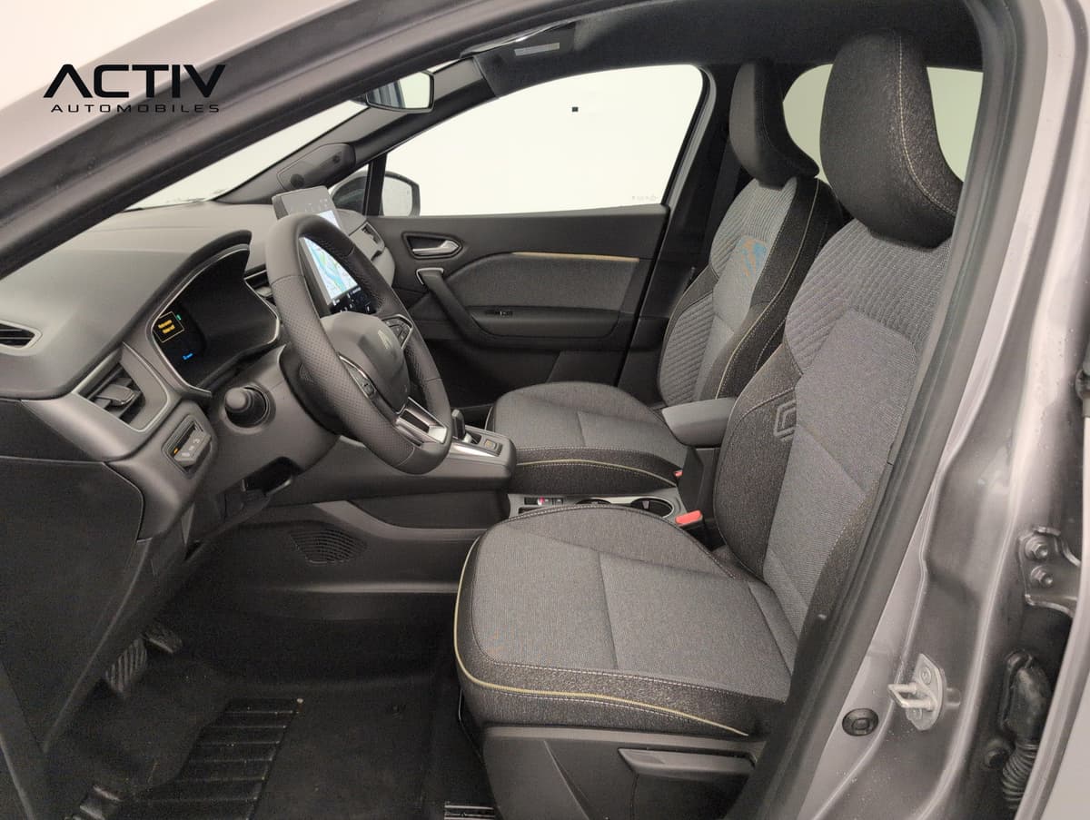 Renault Captur : sièges avant en tissu gris avec surpiqûres dorées, vus par la portière conducteur
