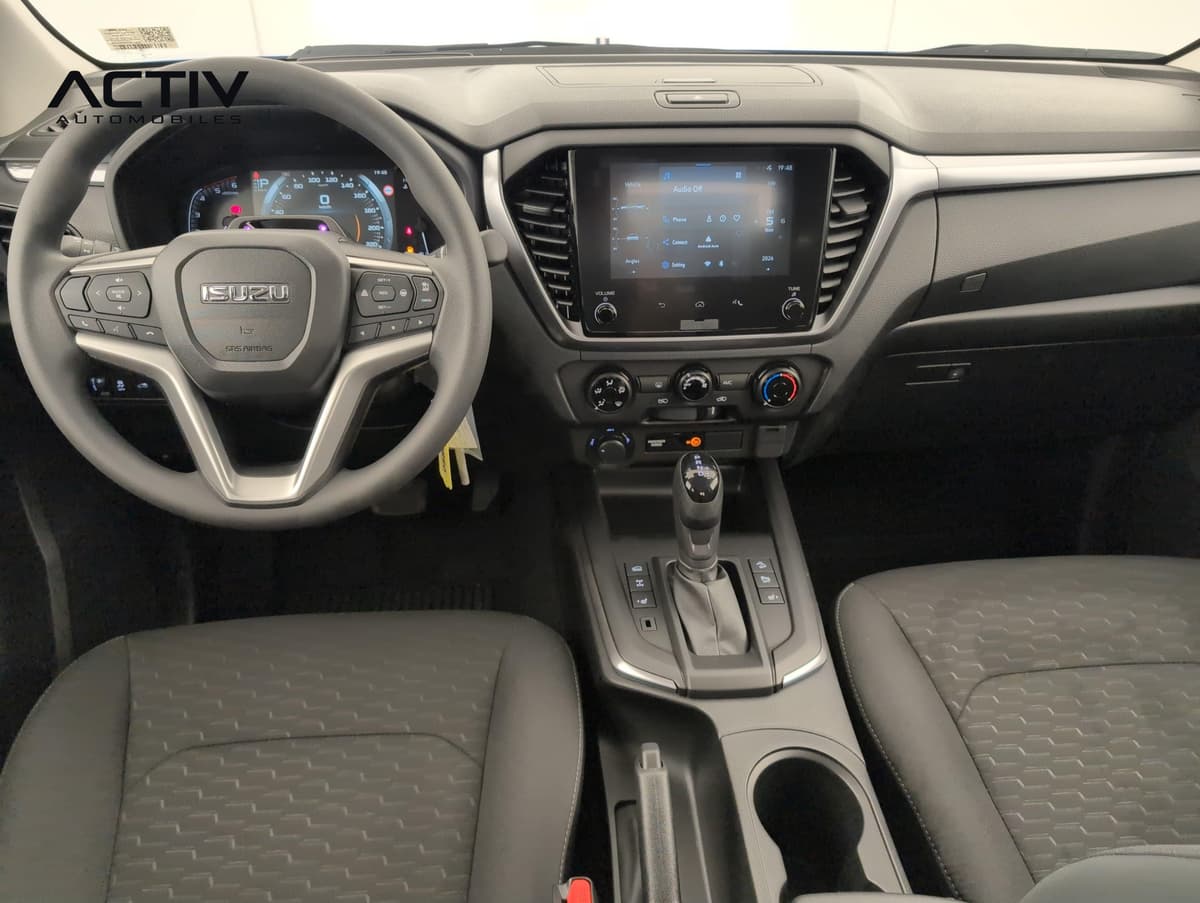 Isuzu D-MAX : planche de bord avec écran tactile, volant et levier de vitesses automatique