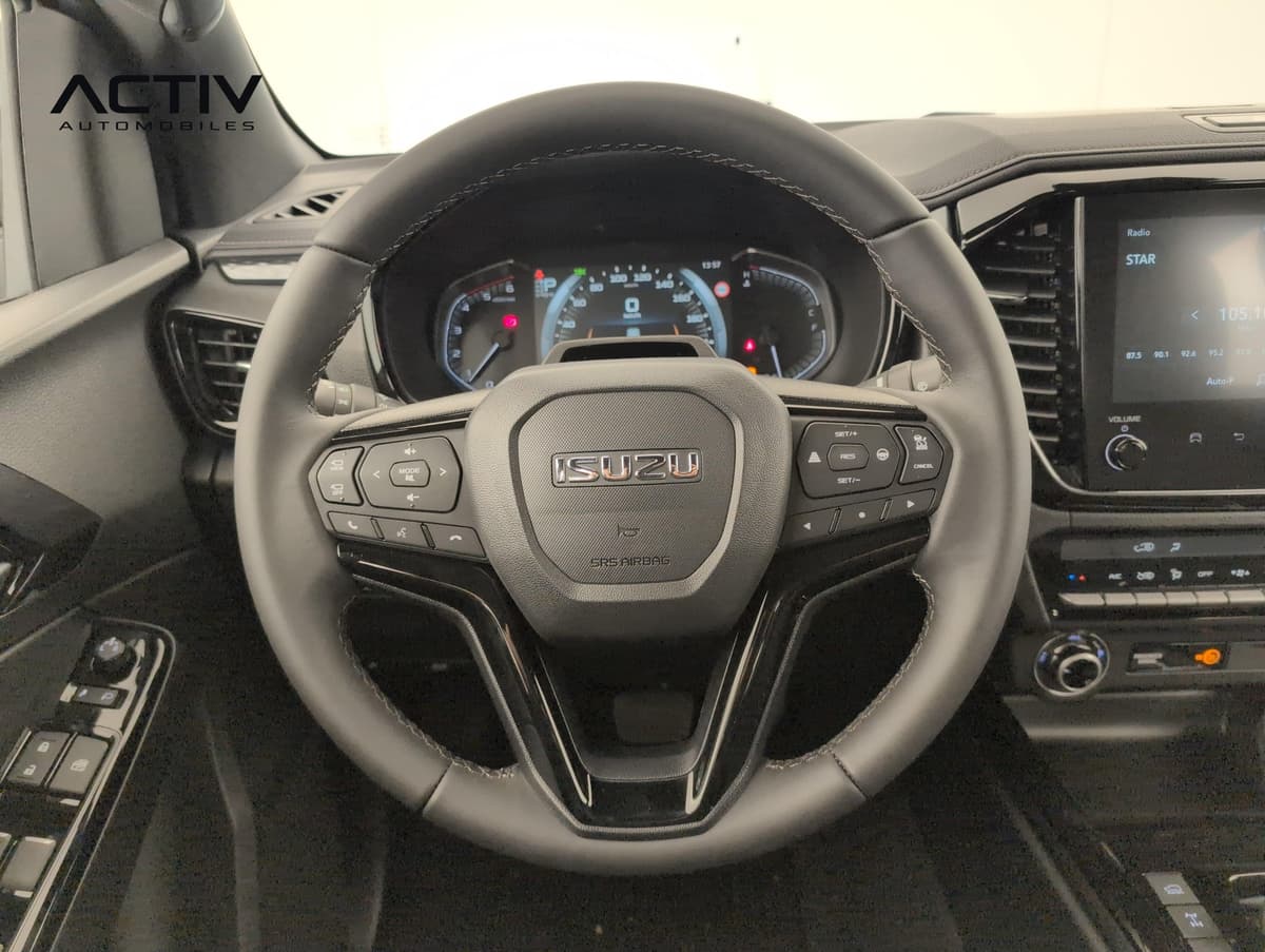Isuzu D-MAX : volant cuir noir avec commandes intégrées devant le combiné d'instruments