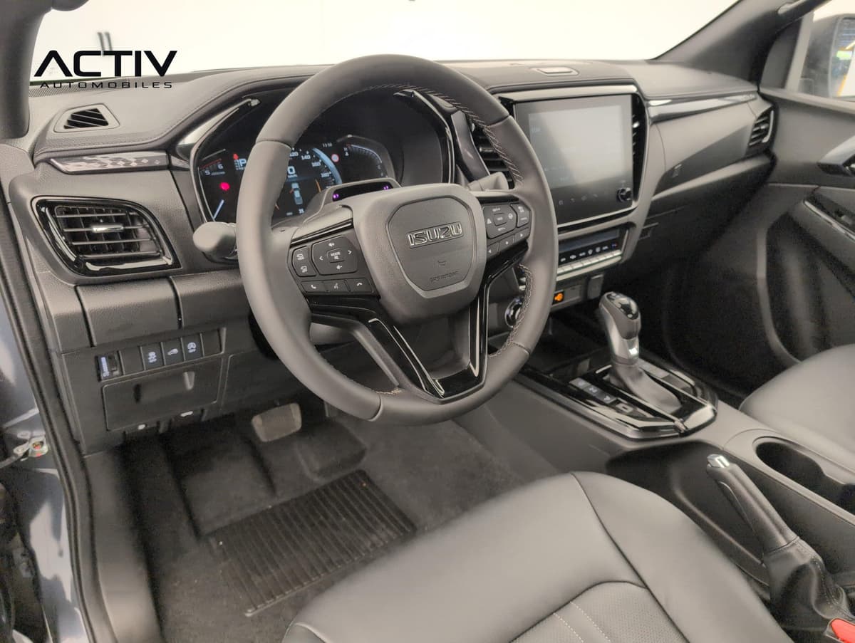 Isuzu D-MAX : poste de conduite avec volant, combiné numérique et levier de vitesses automatique
