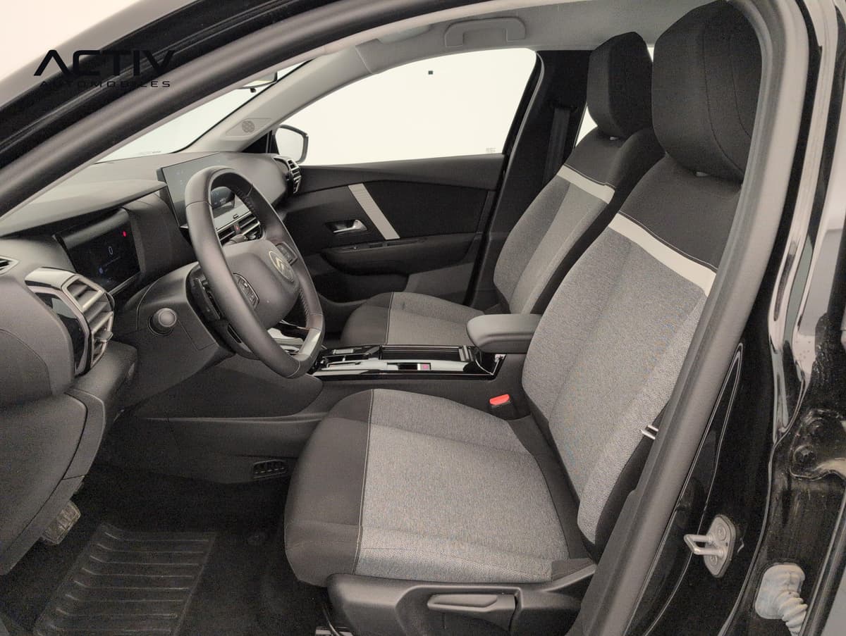 Citroën C4 : sièges avant en tissu gris et noir vus par la portière conducteur ouverte