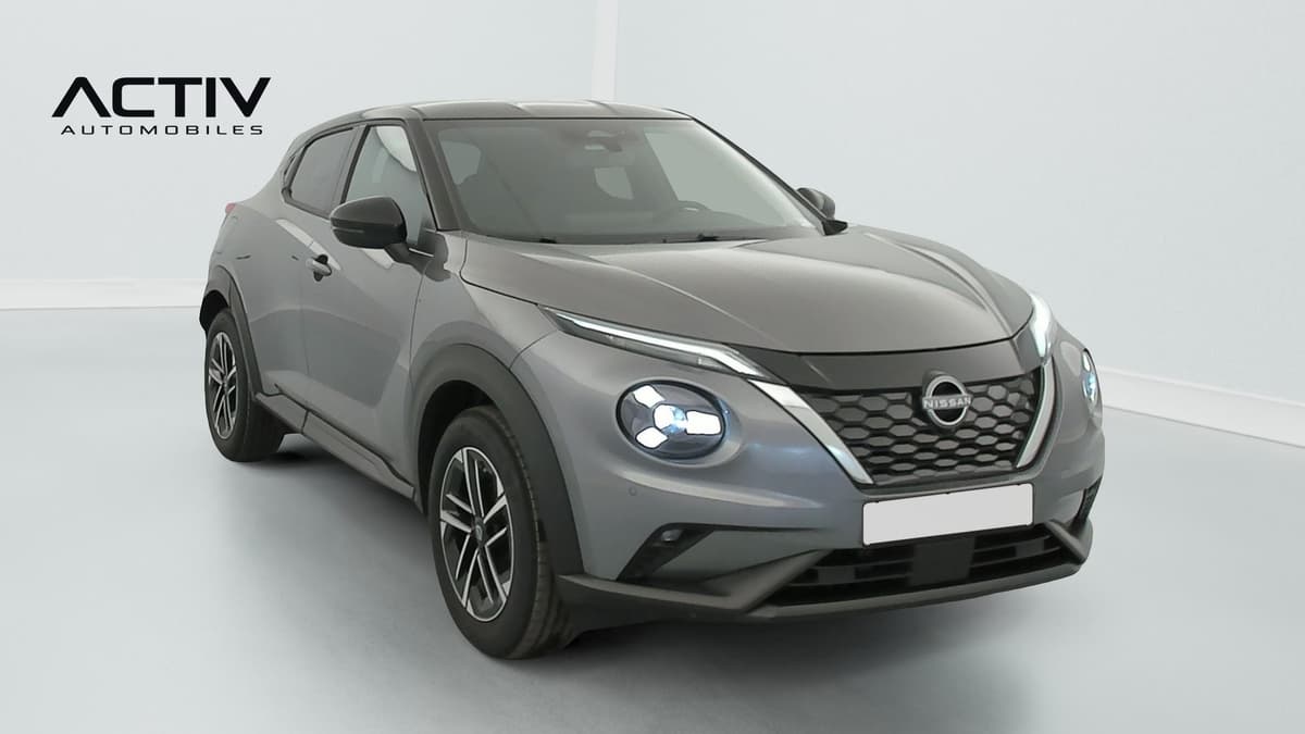 Nissan Juke : véhicule gris à toit noir vu de l'avant côté gauche, jantes alliage