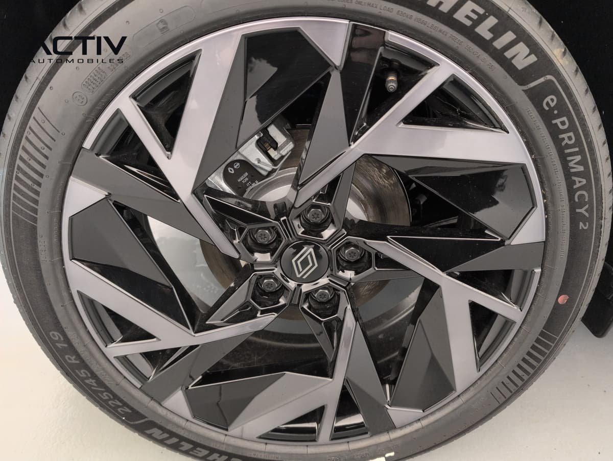 Renault Captur : jante aluminium bicolore noir et gris diamanté avec pneu et disque de frein