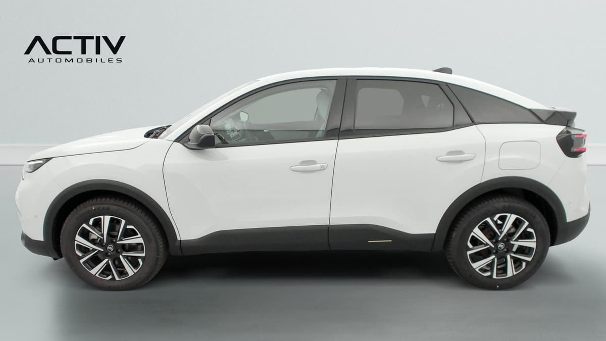 Citroën C4 : profil gauche d'un SUV blanc à jantes alliage bicolores et bas de caisse noirs