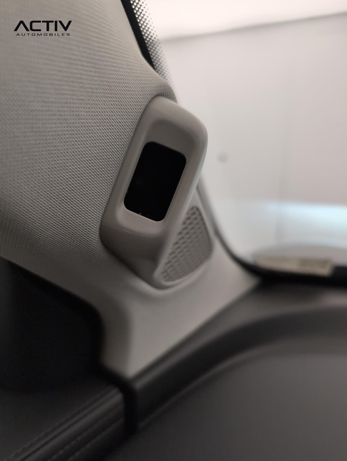 Aion V : montant avec cache clair, petite grille de haut-parleur et garniture en tissu