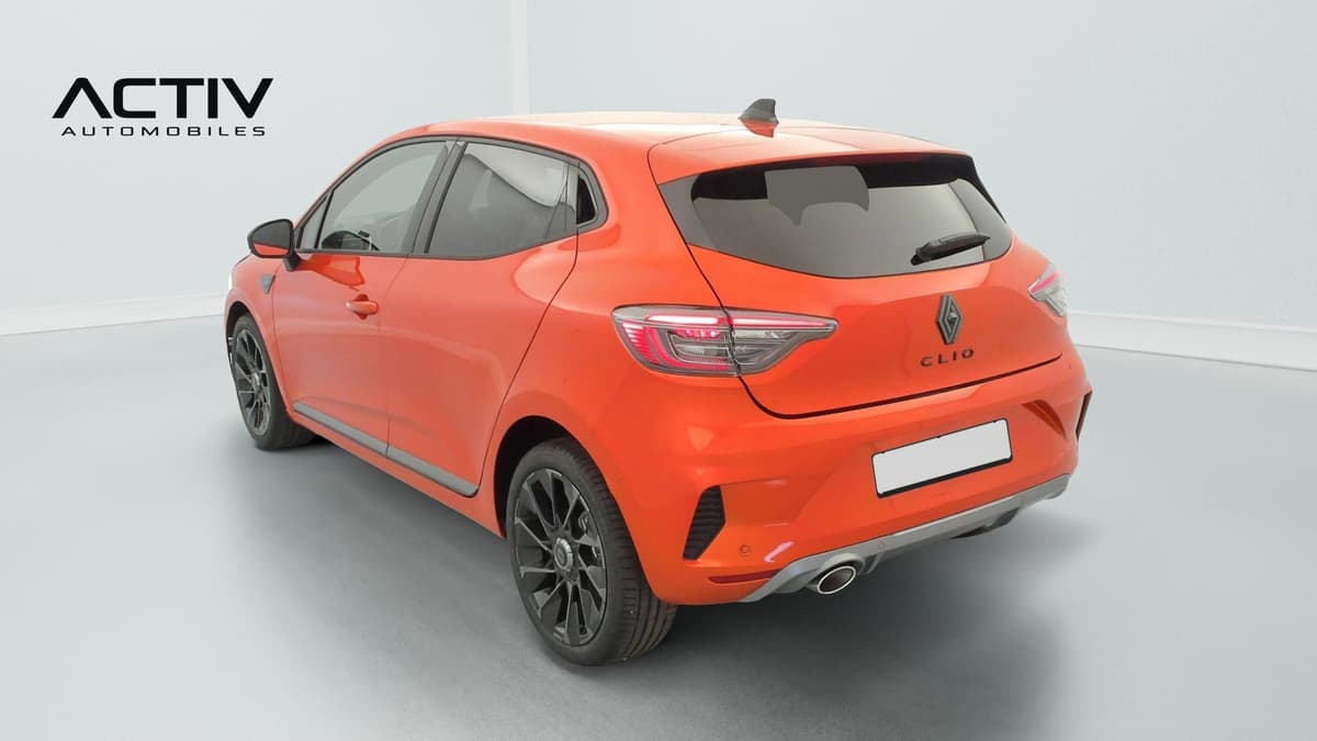 Renault Clio 5 : arrière trois quarts gauche, jantes noires, feux à LED et sortie d'échappement