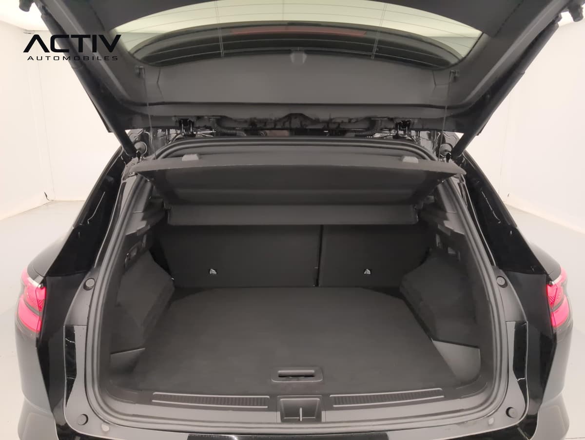 Renault Austral : coffre ouvert avec cache-bagages et plancher recouvert de moquette noire