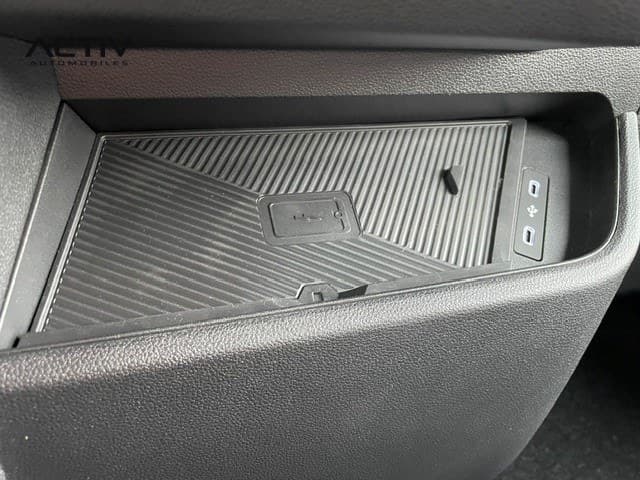 Renault Master Fourgon : rangement fermé de la planche de bord avec tapis rainuré et ports USB