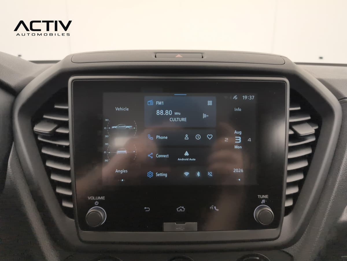 Isuzu D-MAX : écran tactile central avec menu radio, téléphone et Android Auto