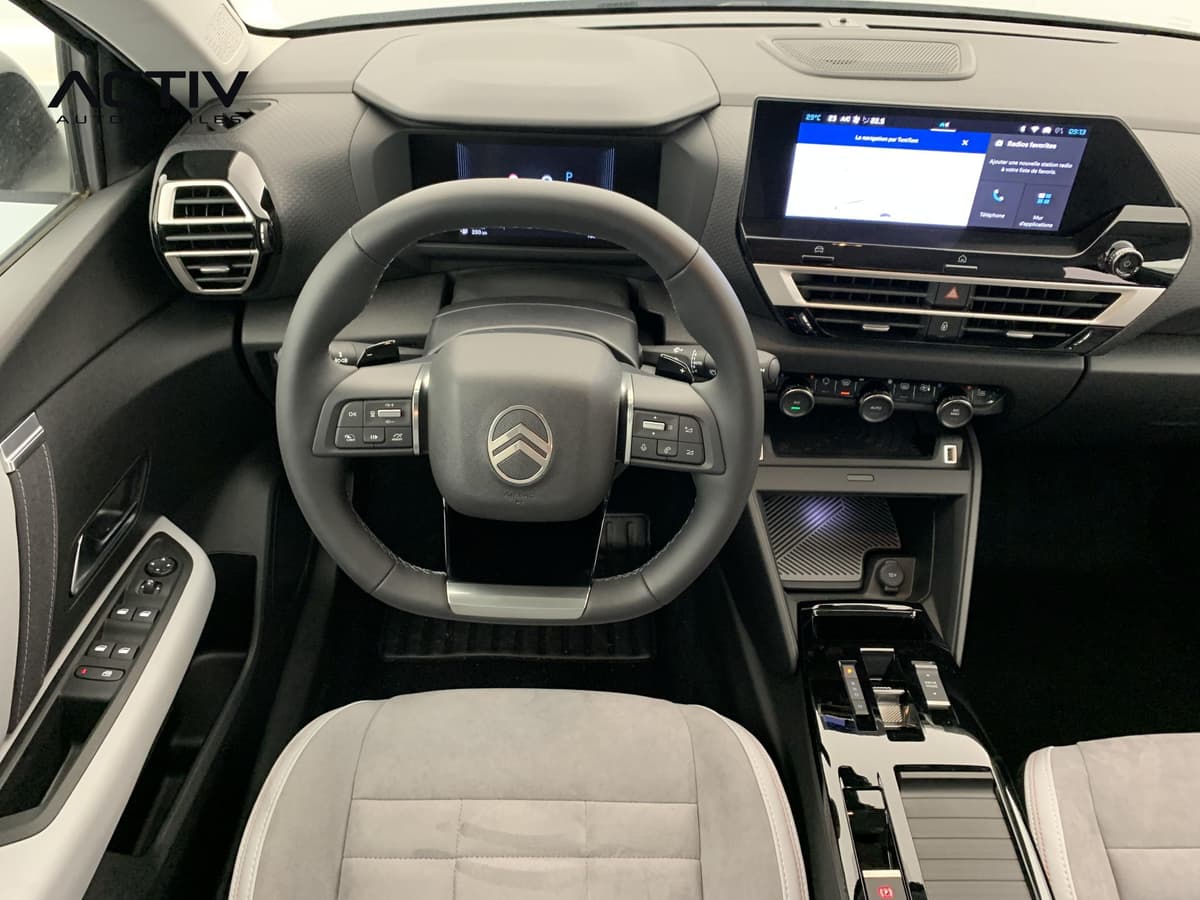 Citroën C4 : planche de bord avec volant, combiné numérique, écran tactile et console centrale