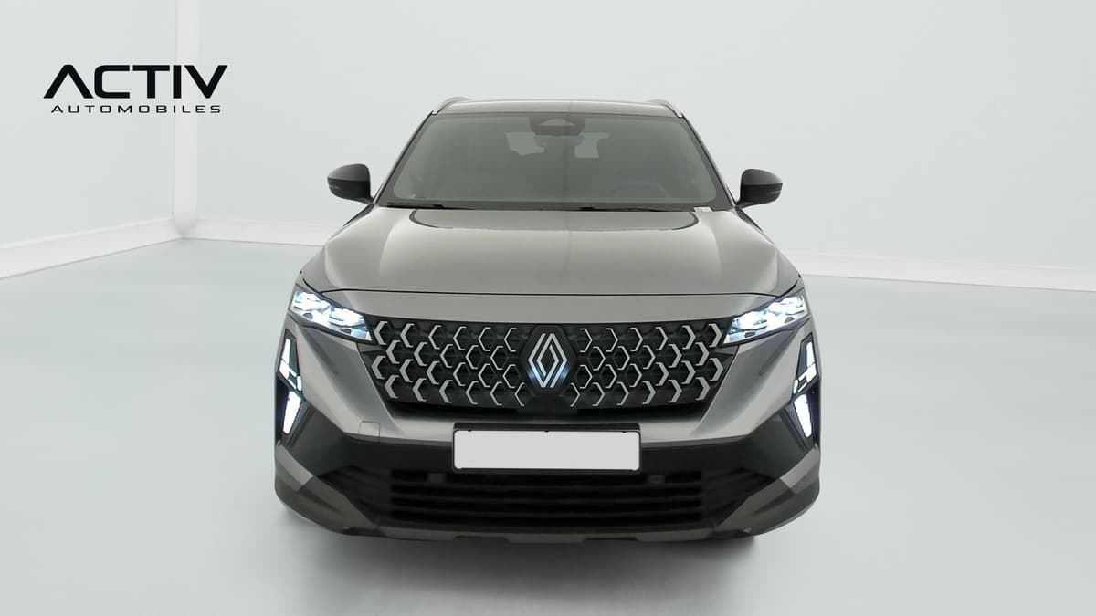 Renault Austral : face avant avec calandre à motifs, feux de jour à LED allumés et barres de toit