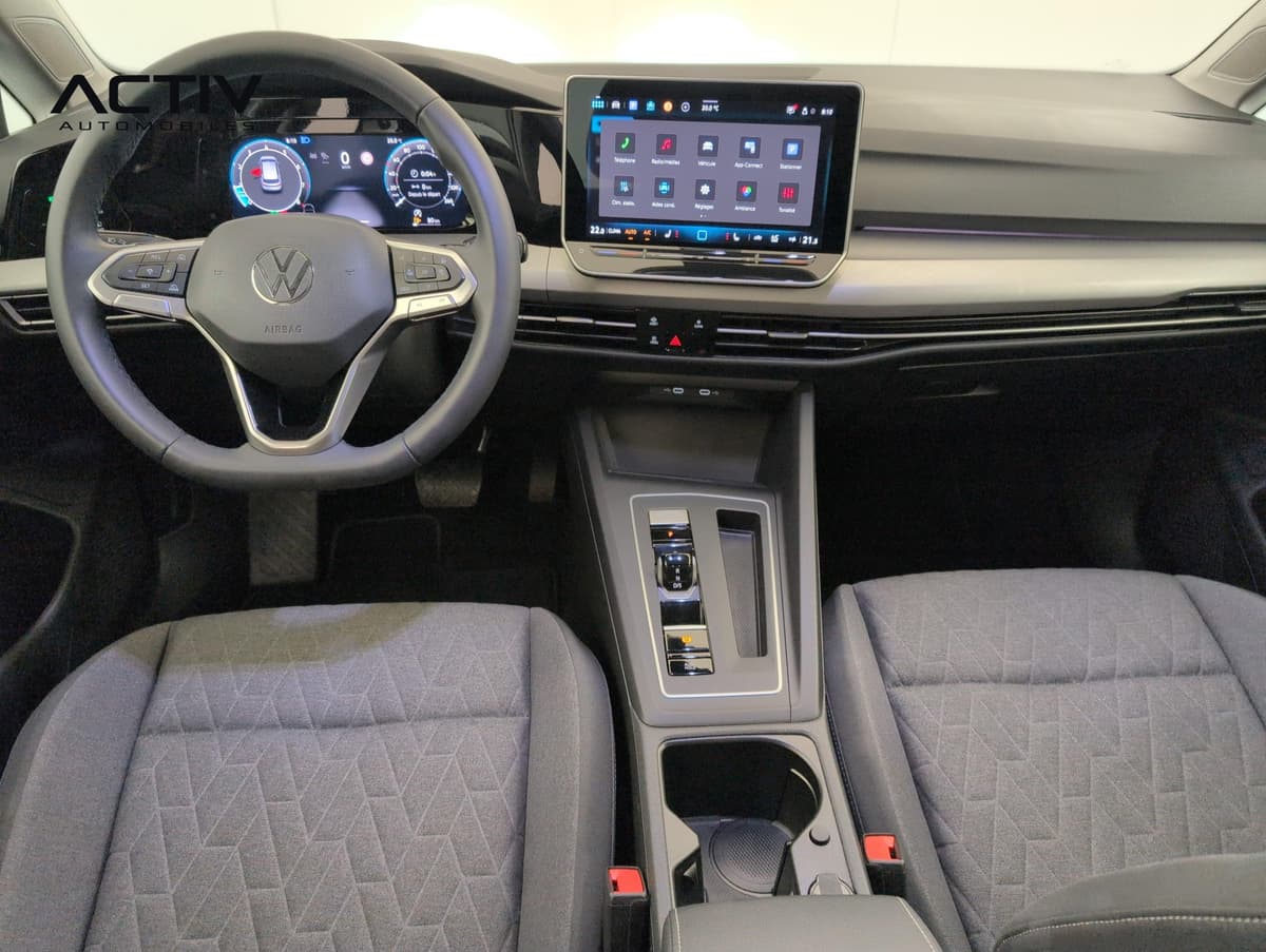 Volkswagen Golf 8 : planche de bord avec écran tactile, volant et sièges avant en tissu