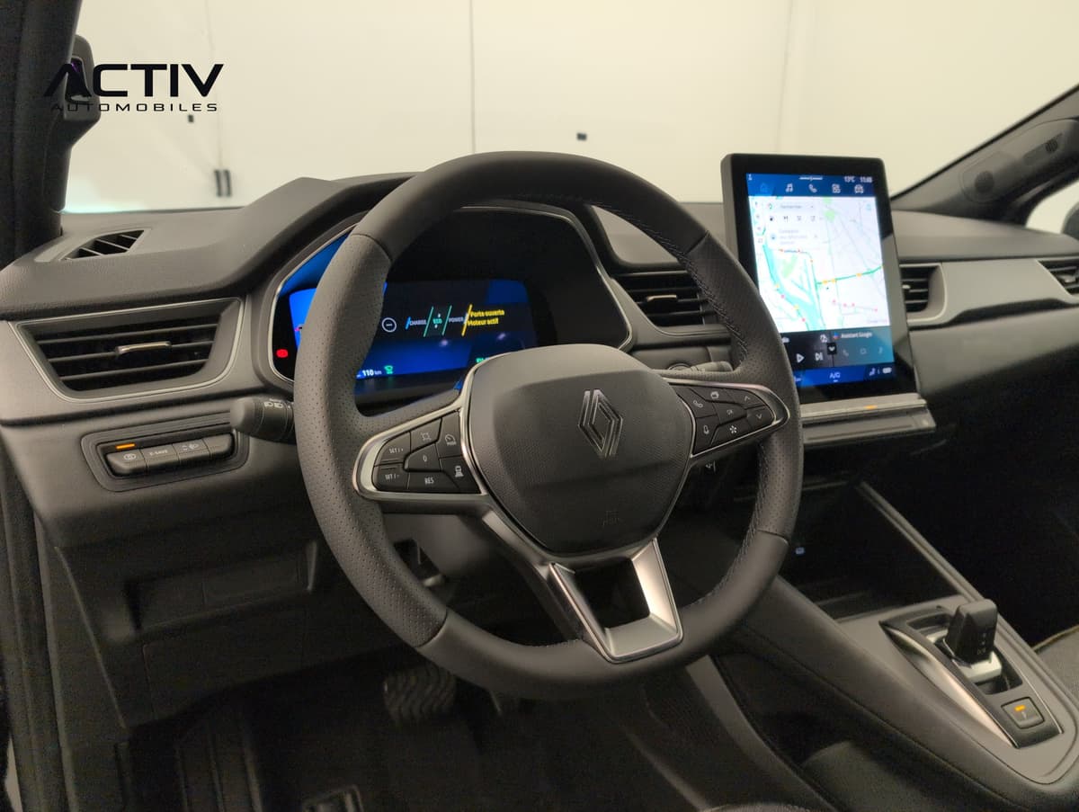 Renault Symbioz : poste de conduite avec volant, écran numérique et écran central