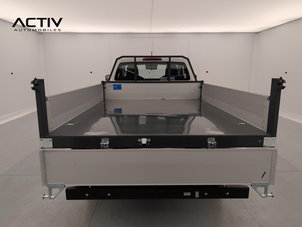Isuzu D-MAX : plateau de benne basculante avec ridelles en aluminium vu de l'arrière