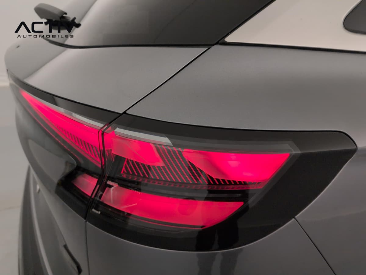 Renault Austral : feu arrière allumé en rouge avec motif en hachures, vu de près