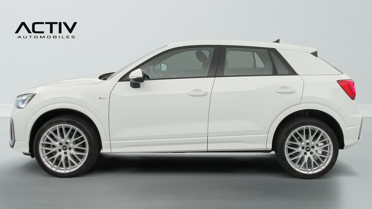 Audi Q2 : profil gauche du SUV blanc avec grandes jantes alliage